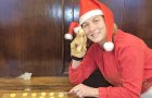 Frau Eff mit Weihnachtsmütze hat eine Eichhörnchen-Handpuppe in der Hand. Sie formt Plätzchen in Form von Eichhörchnchentatzen.
