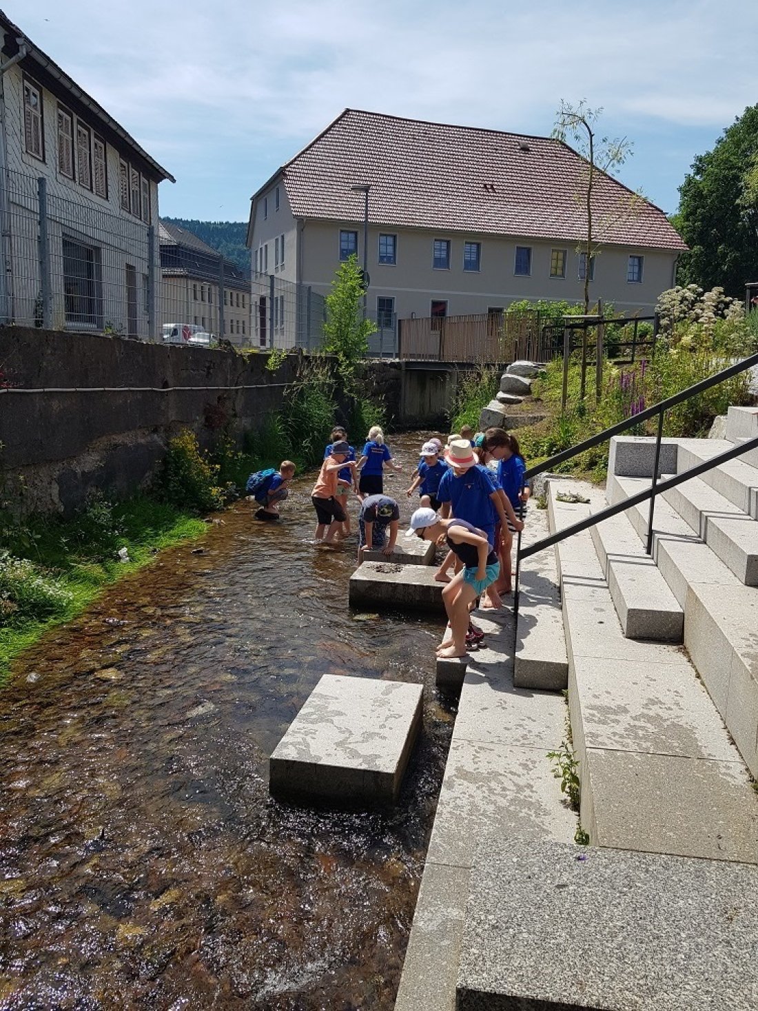 Mädchen im freibad kennenlernen